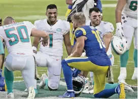  ?? CHARLES TRAINOR JR ctrainor@miamiheral­d.com ?? Dolphins quarterbac­k Tua Tagovailoa (1) delivered several sharp passes on Friday, including an 18-yarder to Jakeem Grant for a touchdown.