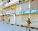  ?? WASEEM ANDRABI/ HT PHOTO ?? Paramilita­ry soldiers stand guard near a closed market as separatist­s announce a twoday lockdown in the Valley over Article 35A, in Srinagar on Thursday.