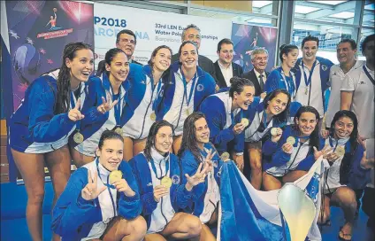  ?? FOTO: JOAN LANUZA ?? Las jugadoras del Sabadell posan con el trofeo y con las medallas conmemorat­ivas por su victoria en la Supercopa de Europa