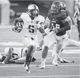  ?? Jamaal Ellis ?? Army’s Kell Walker, left, takes off against the Owls. Walker was the game’s leading rusher, carrying 10 times for 127 yards.