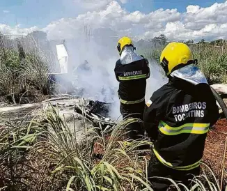  ?? Divulgação ?? Bombeiros apagam as chamas dos destroços da aeronave que caiu logo após decolar