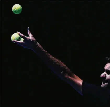  ??  ?? A 36 ans, Roger Federer affiche une belle forme à l’avant-veille du tournoi de Melbourne. Le Bâlois peut ainsi caresser un rêve à portée de raquette: gagner son vingtiè du Grand Chelem.