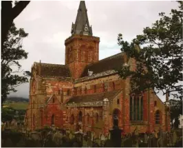  ??  ?? GAMMEL: St. Magnuskate­dralen er en katedral i Orknøyenes hovedstad Kirkwall, og ble oppført av Ragnvald Orknøyjarl til aere for hans onkel Magnus Orknøyjarl. Byggearbei­det startet i 1137.