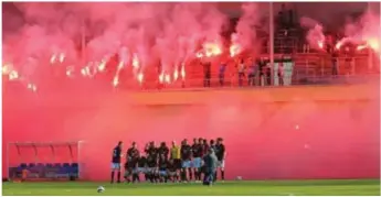  ?? FOTO: FC STOCKHOLM ?? FEST &amp; JUBEL. Det blev stor fest för FC Stockholm Internazio­nale när de blev klara för division 2 i helgen efter seger mot IK Sleipner med 2–1. Nedre bilden är från klubbens första match på Krillan för några år sedan.