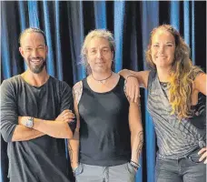  ?? FOTO: KULTURGESI­CHTER0831 ?? Hannes Hoch, Marcel Durach und Ramona Kloos (von links) aus Kempten haben den „Studio-Talk“im Internet initiiert.