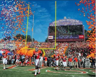  ?? RICHARD SHIRO/THE ASSOCIATED PRESS ?? In a move that’s part of its sustainabi­lity efforts, Clemson University in the U.S. has ended its tradition of releasing 10,000 balloons before the team’s home games.