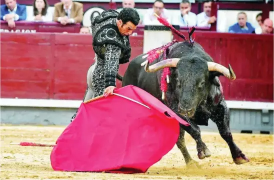  ?? ALFREDO ARÉVALO/PLAZA1 ?? Morenito de Aranda, en un derechazo, ayer en Las Ventas