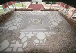  ??  ?? Arriba, una vista aérea de la Villa Romana de Veranes (foto: Yeray Menéndez). A la derecha, un mosaico en el mismo recinto (foto: Fernando Gil). Abajo, el museo de la Villa (foto: Yeray Menéndez).