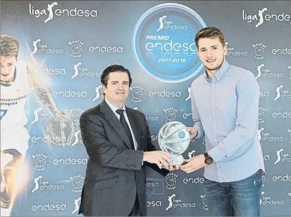  ?? FOTO: ACB PHOTO ?? Borja Prado, presidente de Endesa, entregando el Premio Endesa 2018 a Luka Doncic, jugador del Real Madrid