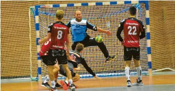  ?? Foto: Karl Aumiller ?? TVG‰Keeper Marc Lischka wehrt einen Wurf aus kurzer Distanz ab. Nach spannenden 60 Minuten trennten sich Gastgeber Gun‰ delfingen und HC Erlangen III mit einem 26:26‰Remis.