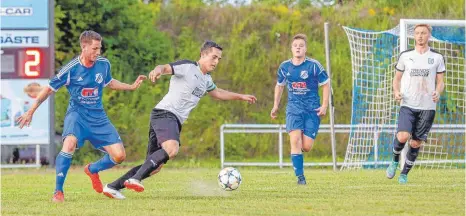  ?? FOTOS: ALEXANDER HOTH ?? Michael Willauer (am Ball) und die TSG Ailingen haben gegen Langenarge­n zwei schnelle Tore gemacht und am Ende auch mit 2:0 gewonnen. Das Team steht in Runde des Bezirkspok­als