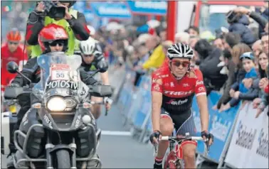  ??  ?? MAGULLADO. Contador, a su entrada en Bilbao, con la parte alta del maillot desgarrado.