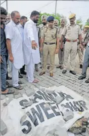  ?? GURMINDER SINGH/HT ?? Punjab DGP Suresh Arora at the spot where pastor Sultan Masih was shot dead at Salem Tabri in Ludhiana.