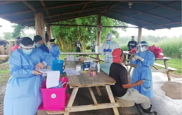  ?? CCSS ?? Equipos médicos de la CCSS en trabajo de campo en la zona norte. Aquí, durante una toma de muestras en Los Chiles.