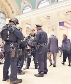 ??  ?? ► Miembros de la policía custodian ayer la Grand Central Terminal, en Nueva York.