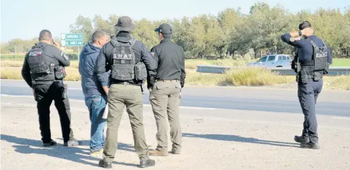  ?? SAÚL PONCE ?? Policía Estatal y agentes SWAT cuidan que los trabajos continúen