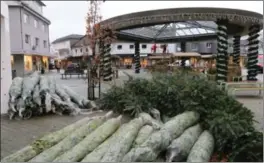  ?? FOTO: TORREY ENOKSEN ?? Lyngdal By er i ferd med å omgjøre sentrum til en ekte juleby med juletraer, lys, boder og mye mer før Julebyen Lyngdal åpner 19. november.