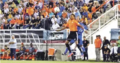  ?? FUENTE EXTERNA ?? Disputa Acción en el encuentro que efectuaron anoche el Cibao FC y el Atlético de San Francisco de Macorís, el cual estuvo lleno de dramatismo de principio a fin.