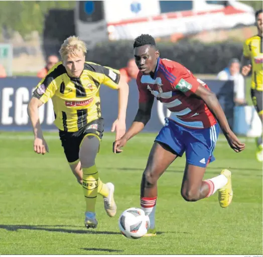  ?? JESÚS JIMÉNEZ ?? Jugada en el encuentro entre el Recreativo Granada y el San Roque en la primera vuelta.