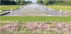  ??  ?? das Blumenbeet an der Wasserachs­e im Nordpark in seinem jetzigen Zustand. Zweimal im Jahr wird es neu bestückt.