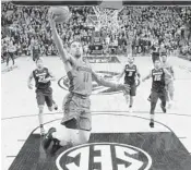  ?? CHRIS LEE/TNS ?? Florida’s Chris Chiozza scores the game-winning layup off a turnover in the final seconds of a tie game against Missouri on Saturday.