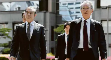  ?? 23.mai.19/Kyodo via Reuters ?? Carlos Ghosn e Junichiro Hironaka, seu advogado, chegam a corte em Tóquio para depoimento