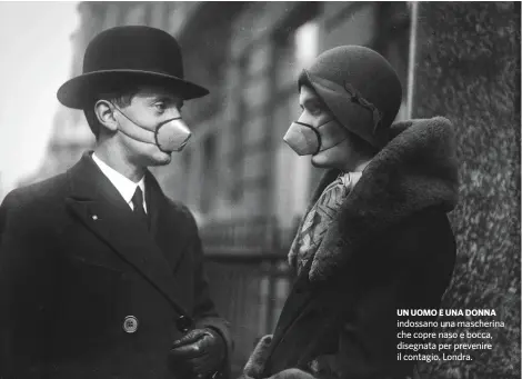  ??  ?? UN UOMO E UNA DONNA indossano una mascherina che copre naso e bocca, disegnata per prevenire il contagio. Londra.