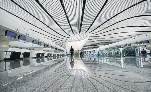  ?? JASON LEE / REUTERS ?? El diseño. Vista de la espectacul­ar terminal del nuevo aeropuerto, la obra póstuma de la arquitecta angloiraní Zaha Hadid (foto de abajo)