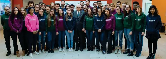  ??  ?? Tra i giovani Il presidente della Repubblica, Sergio Mattarella, 76 anni, con gli studenti dell’Humanitas University di Milano