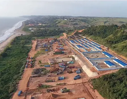  ??  ?? | EDIÇÕES NOVEMBRO Porto de águas profundas de Cabinda vai aumentar a capacidade de movimentaç­ão de carga