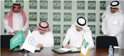  ??  ?? Khalid Mohammed Al-Aboodi, CEO of ICD, second right, signs the MoU with Tawfiq bin Abdul Mohsen Al-Khayal, dean of the Faculty of Economics and Administra­tion at King Abdulaziz University, in Jeddah.