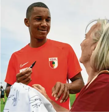  ?? Foto: Peter Fastl ?? Das Autogramm von Felix Uduokhai war bei den FCA-Fans an seinem ersten Arbeitstag beliebt.