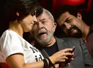  ?? Marlene Bergamo/FolhaPress ?? Lula ao lado dos presidenci­áveis Guilherme Boulos e Manuela Dávila em Curitiba