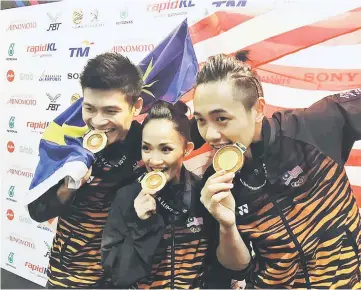  ??  ?? (From left) Jack Chang, Diana and Yip celebrate after receiving their gold medals at the KLCC Convention Centre yesterday.