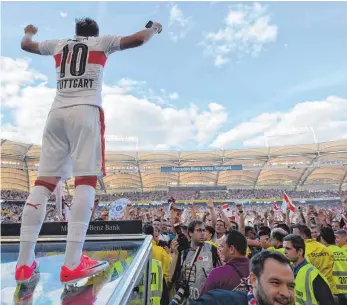  ?? FOTO: IMAGO ?? Alexandru Maxim, hier noch ohne Flagge um den Hals, zelebriert mit den Fans den Aufstiegsj­ubel.