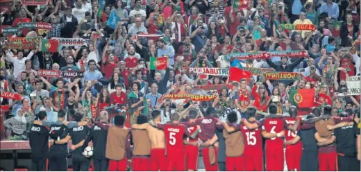  ??  ?? Cristiano no consiguió marcar, pero ese detalle no hizo que desapareci­era la sonrisa de su cara en la fiesta del estadio Da Luz tras la clasificac­ión.