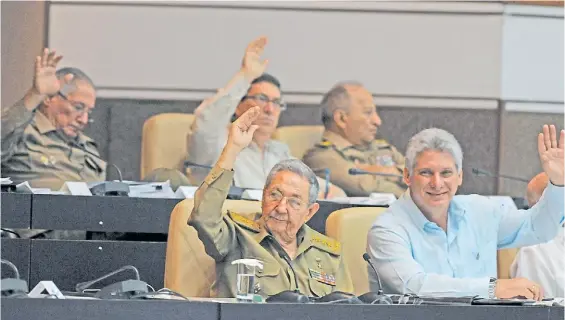  ?? DPA ?? Juntos. El presidente de Cuba, Raúl Castro, y su vice, Miguel Díaz-Canel en julio de 2016 en La Habana. El hombre elegido tiene bajo perfil.