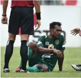  ?? ANGGER BONDAN/JAWA POS ?? WASWAS: Gelandang Persebaya Nelson Alom kesakitan dalam laga melawan Borneo di Stadion Segiri, Samarinda (11/5).