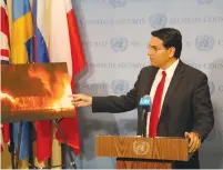  ?? (Israeli Mission to the UN) ?? AMBASSADOR TO THE UN Danny Danon presents a photograph of a fire destroying the Kerem Shalom crossing, at a news conference at the UN yesterday.