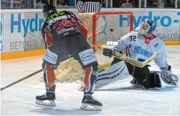  ?? Foto: Horst Plate ?? Patrick Zimmermann eröffnete mit dem Treffer zum 4:0 den Torreigen im Schlussdri­ttel. Am Ende siegten die Königsbrun­ner hochverdie­nt mit 9:0 gegen den VER Selb.