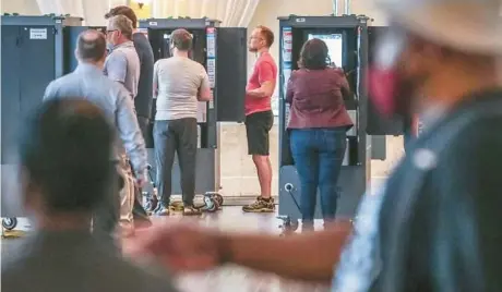  ?? JOHN SPINK/ATLANTA JOURNAL-CONSTITUTI­ON ?? Voters at this polling station in Atlanta encountere­d short lines Tuesday.