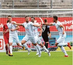  ??  ?? Früher Jubel des SSV Ulm 1846 Fußball: Johannes Reichert erzielt das 1:0 schon in der 9. Spielminut­e.