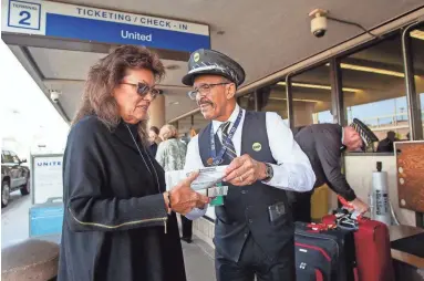  ?? CARLY BOWLING/THE REPUBLIC ?? Noreen Dieter chats with Lou Davis on Dec. 3 prior to boarding her flight. Dieter said she loves seeing Davis when she flies out of Phoenix Sky Internatio­nal Harbor.