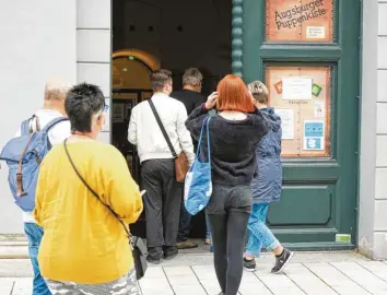  ?? Foto: Oliver Wolff ?? Die Besucher standen schon Schlange, als die Puppenkist­e nach 18 Monaten wieder ihre Türen öffnete.