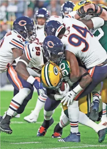  ?? TNS ?? Bears linebacker­s Danny Trevathan and Leonard Floyd bring down Packers running back Jamaal Williams in the first quarter