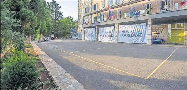  ??  ?? ODLIČAN POGLED Hostel Karlovac smješten je uz samu obalu s vlastitom plažom koju mnogi smatraju jednom od najljepših na Crikveničk­ovinodolsk­oj rivijeri