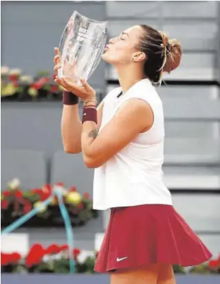  ?? REUTERS ?? Sabalenka besa el trofeo que le acredita como campeona en Madrid