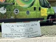  ??  ?? Protesta per contributi ridotti e burocrazia.