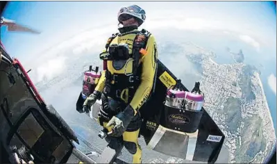  ?? JOHN PARKER
/ AFP PHOTO ?? L’home volador Yves Rossy amb el Jetman propulsat de reacció