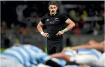  ?? PHOTOSPORT ?? In Kieran Read’s absence, it’s Beauden Barrett calling the shots for the All Blacks in London this week.